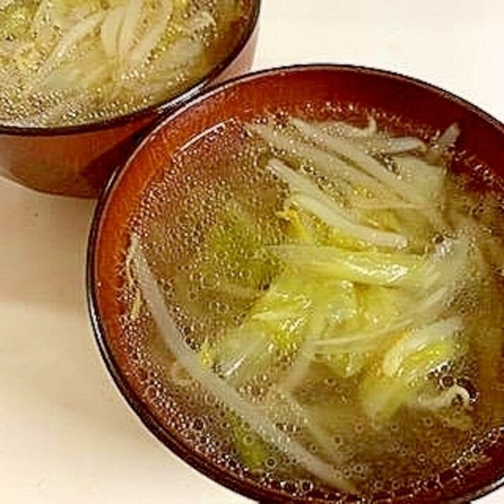 豚の下茹で汁で　もやしと春キャベツのスープ